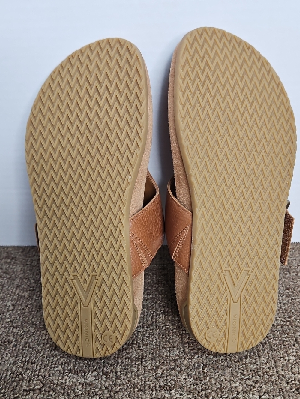 Vionic Emma Brown Leather Thong Sandals Flip Flops Brass Buckle Sz 5 Womens - Picture 5 of 8
